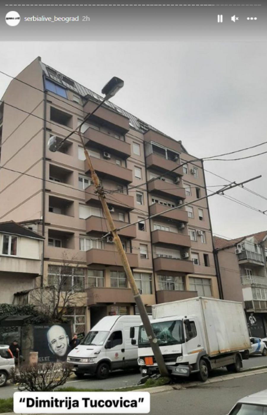 Havarija u Beogradu! Kamion koji je prevozio plinske boce udario u stub kontaktne mreže - trolejbusi stali! (FOTO)