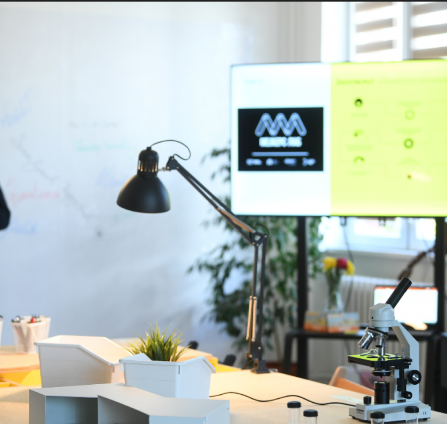 Đaci u Srbiji uskoro će učiti u učionicama budućnosti: Ovih 11 srednjih škola dobijaju Mejkers labove!