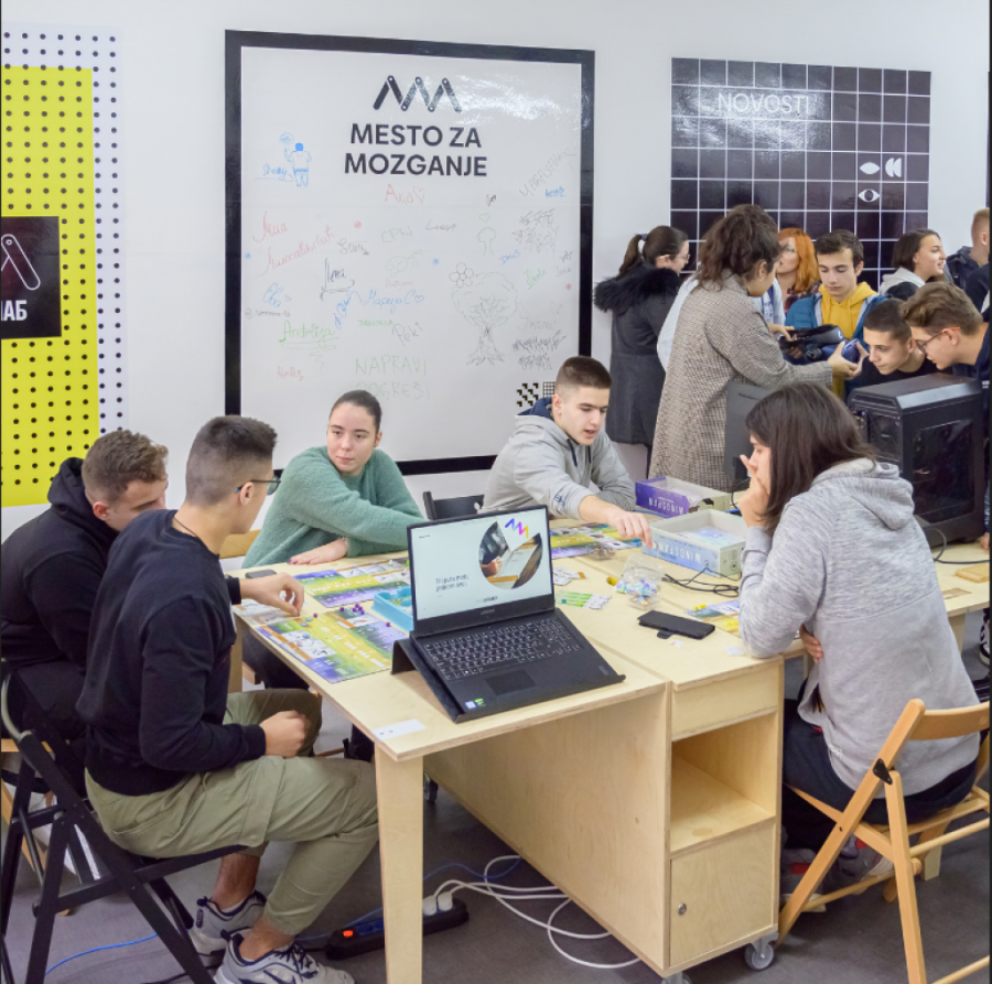 Đaci u Srbiji uskoro će učiti u učionicama budućnosti: Ovih 11 srednjih škola dobijaju Mejkers labove!