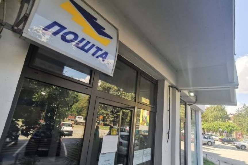 Opljačkana pošta u Kragujevcu: Lopov uz pretnju metalnom palicom oteo novac radnicama!