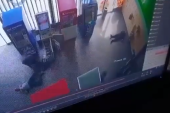 Pucnjava u supermarketu u Bakuu: Naoružani muškarac upao u radnju, počeo da puca, pa pobegao sa torbom punom novca (VIDEO)