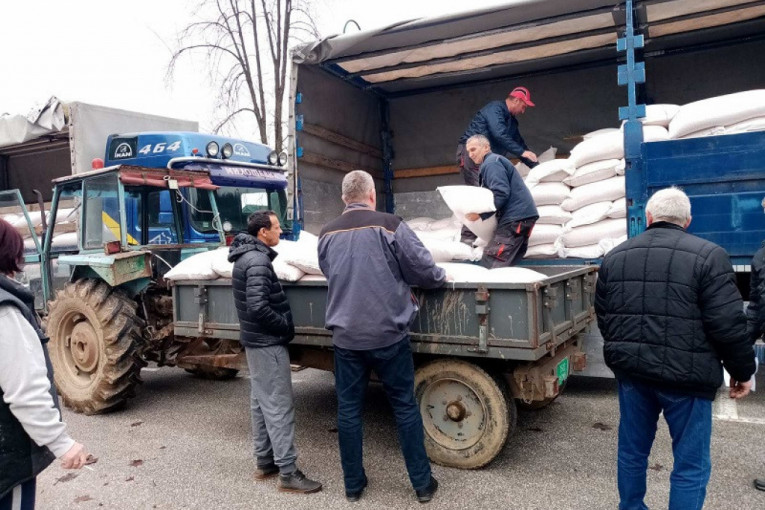Stigla pomoć stočarima u Dragačevu: Iz robnih rezervi poljoprivrednicima po 240 kilograma merkantilnog kukuruza po muznoj kravi