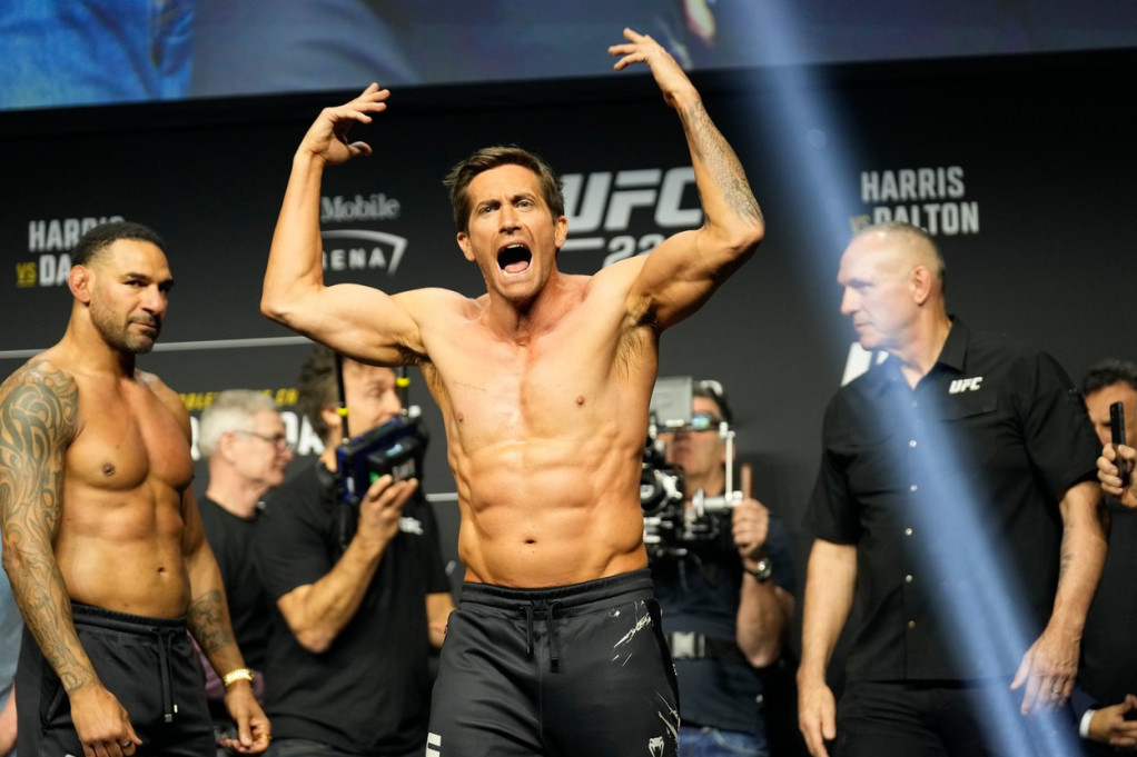Džejk Džilenhol prekinuo MMA meč u Las Vegasu: Uradio jednu neverovatnu stvar i oduševio publiku (FOTO/VIDEO)