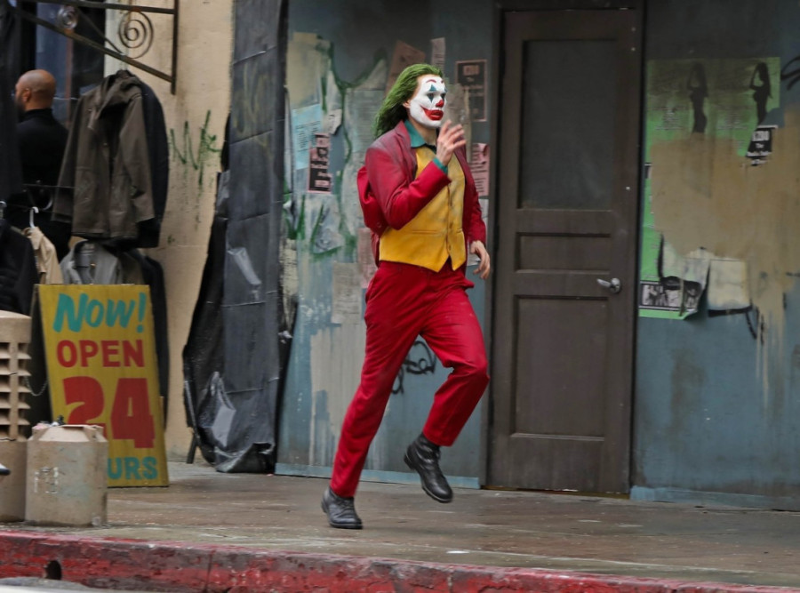 Prve fotografije Lejdi Gage sa snimanja filma „Džoker 2“: Njen izraz lica je zastrašujuć (FOTO)