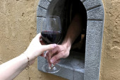 Mala vrata raja! Otkrijte drevnu tradiciju Firence, čuvene vinske prozore