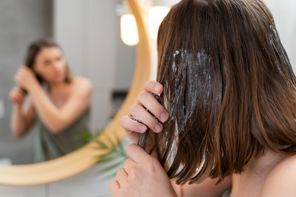 Bizaran trend zavladao među ženama: Umesto gela, na kosu stavljaju lubrikant - blogerka pokazala kako se koristi (VIDEO)