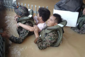 Poplave u Maleziji raselile više od 40.000 ljudi: Ima mrtvih, čoveka odnela bujica dok je bio zarobljen u automobilu!