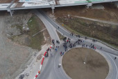 Stvorene kilometarske kolone na ulasku u Čačak: Nezadovoljni uslovima eksproprijacije zemljišta meštani blokirali kružni tok (VIDEO)