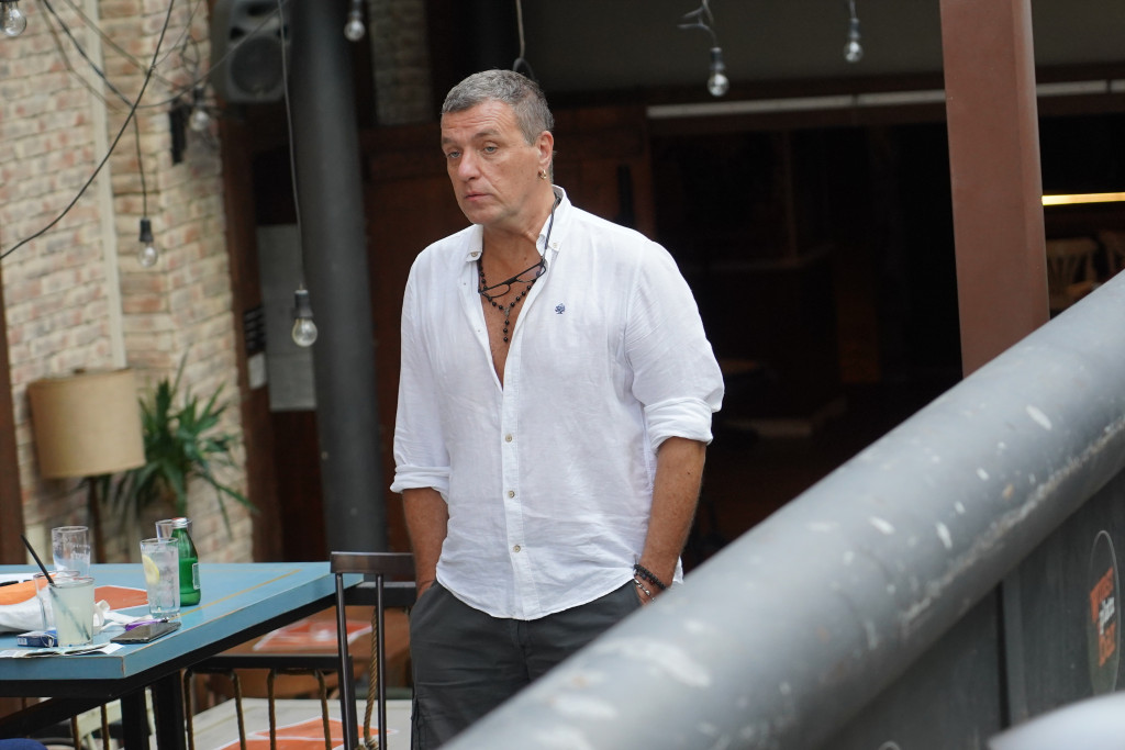 Novo muzičko poglavlje Van Goga:  Hrabar iskorak u pesmi „Lud i sam" (FOTO/VIDEO)