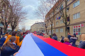 Veličanstven prizor u Priboju, srpska trobojka dugačka 50 metara proneta gradom: Masovne litije prošle glavnim ulicama (FOTO/VIDEO)