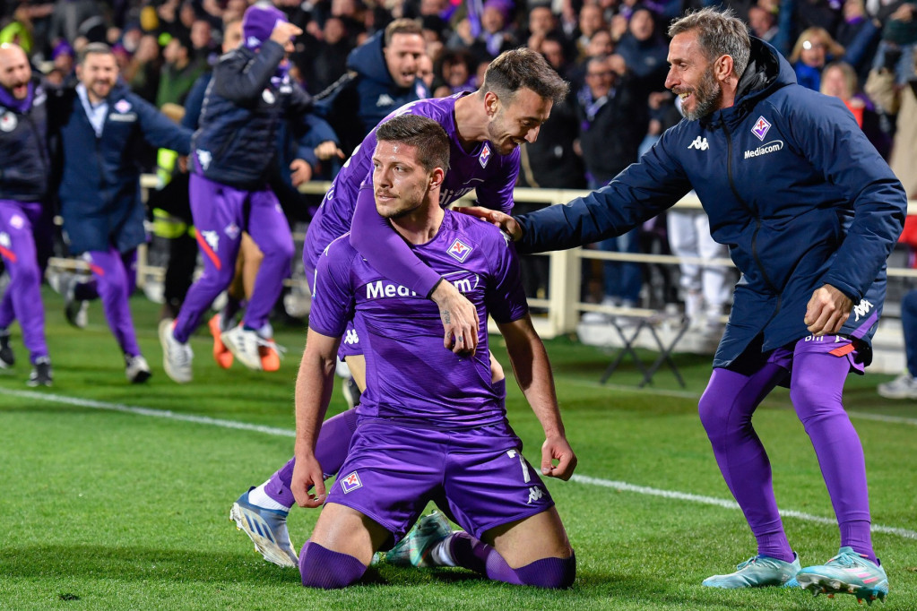 UŽIVO: Fiorentina - Vest Hem: Prekinuta utakmica, navijači Vest Hema gađali igrača Ljubičastih!