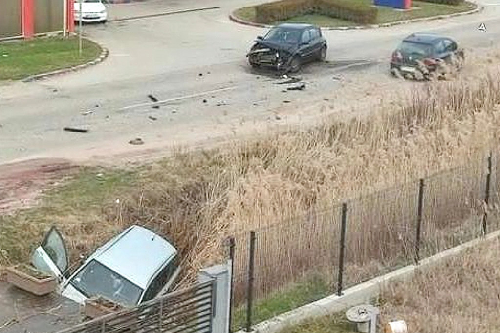 Sudar u Šimanovcima: Vozilo sletelo u kanal, vozač povređen!