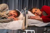 Vojin Ćetković i Bojan Žirović zarobljeni u užasima bolnice: „Nije čovek ko ne umre“ premijerno u Zvezdara teatru (FOTO)