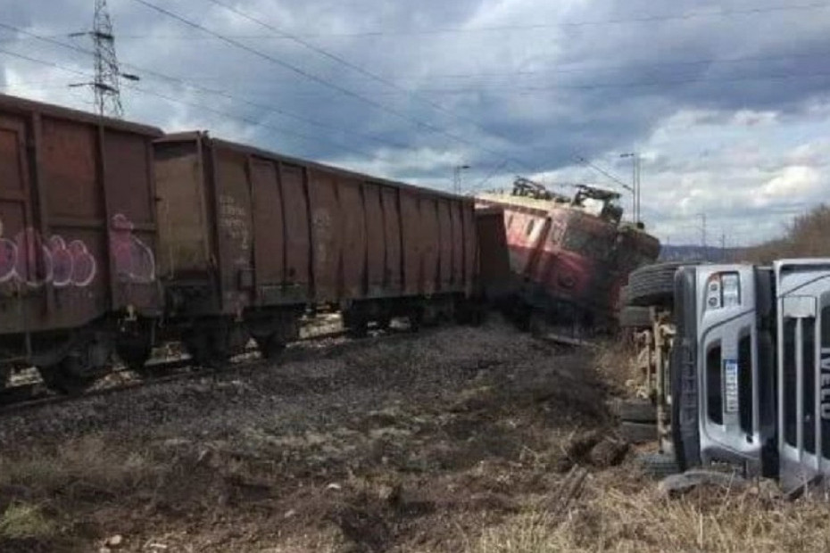 Užas kod Sremske Mitrovice: Kamion udario u voz,  ima povređenih!
