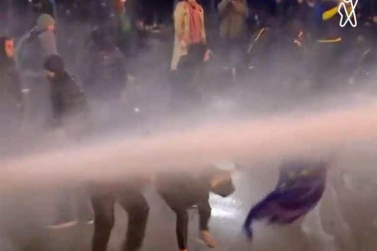 Protest u Gruziji zbog zakona o stranim agentima: Policija koristila vodene topove da rastera demonstrante! (VIDEO)