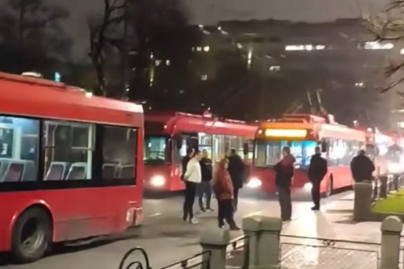 Crnogorac zaustavio saobraćaj u centru Beograda na sat vremena! Bahato se parkirao, trolejbusi nisu mogli ni da maknu! (VIDEO)