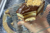 Recept dana: Čokoladni kolač sa keksom - spoj omiljenih sastojaka podeljenih u slojeve, biće radost za celu porodicu (VIDEO)