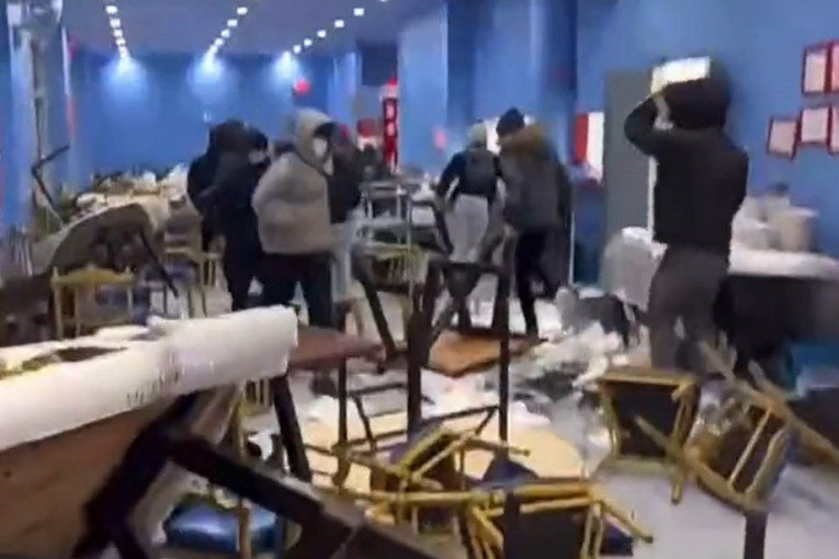 Besna rulja upala u kineski restoran i potpuno ga demolirala: Lomili su sve što su stigli, zaposleni pobegli (VIDEO)