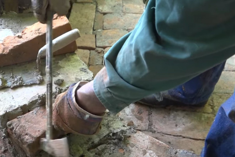 Poslednji dom za mnoge prasiće! Miroslav već decenijama pravi furune - "Potrebni su vam samo cigla i blato"