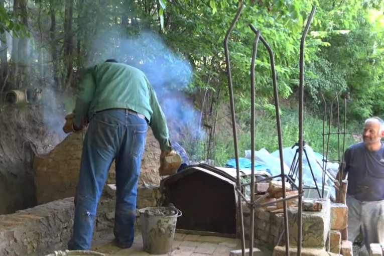 Poslednji dom za mnoge prasiće! Miroslav već decenijama pravi furune - "Potrebni su vam samo cigla i blato"