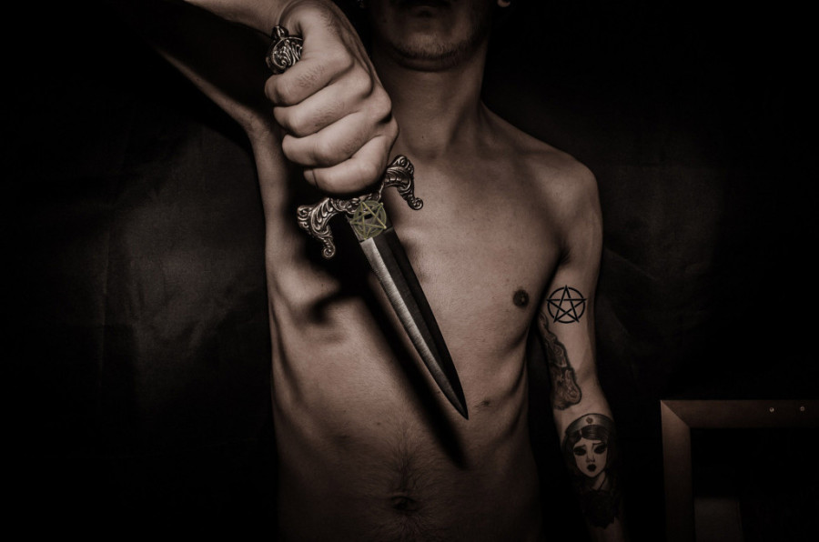 Jezivi detalji zločina u Apatinu: Na telu osumnjičenog isti znak kao na nožu, a u stanu pronađena krvava odeća!