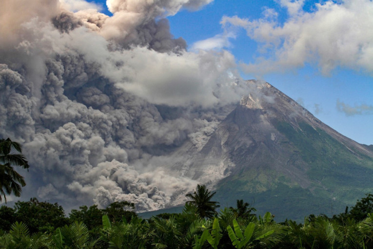 Eruptirao vulkan Merapi u Indoneziji! Izbacuje užarenu lavu, poslednji put usmrtio skoro 400 ljudi! (VIDEO)