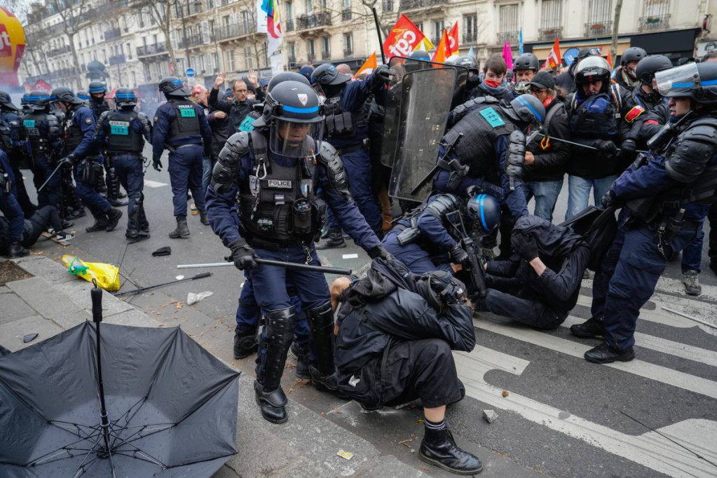 Potpuni haos na ulicama Pariza: Demonstranti se sukobili sa policijom, Francuzi ustali protiv penzione reforme (VIDEO)