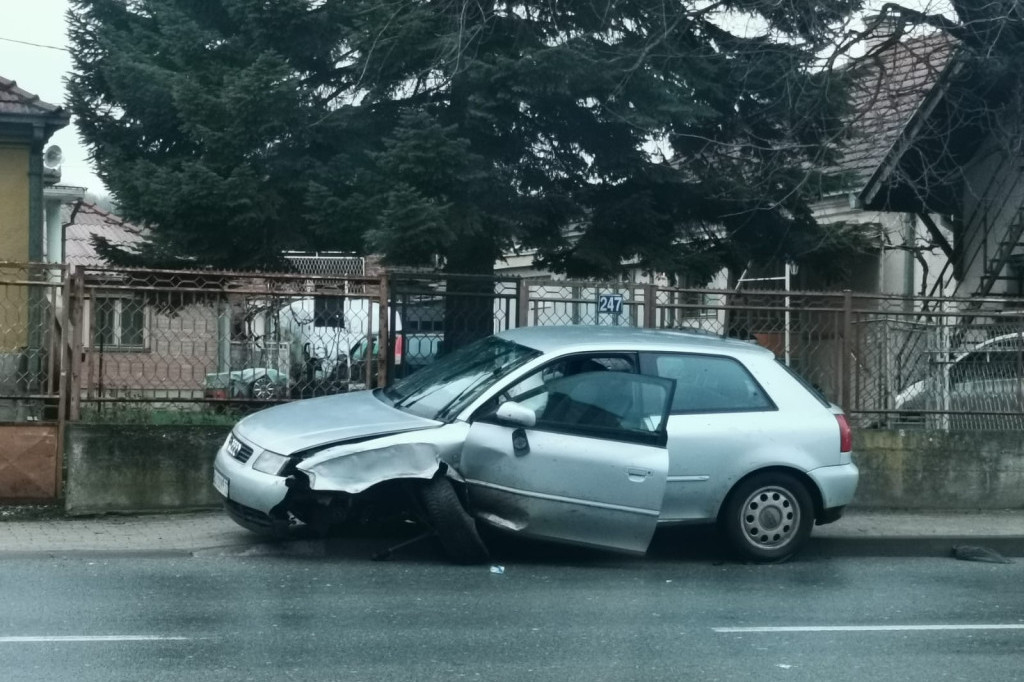 Vozač "audija" izgubio kontrolu i zakucao se u banderu: Saobraćajna nezgoda u jednom od najprometnijih čačanskih bulevara (FOTO)