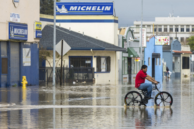 Haos u Kaliforniji: Više od 400.000 ljudi bez struje posle snažnih oluja