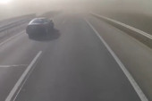 Vozač preticao iako se ništa nije videlo, a onda je nastao pravi pakao: Ovo su snimci velikog lančanog sudara u Mađarskoj (VIDEO)