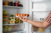 Jaja nikako ne treba da čuvate u vratima frižidera, a zbog ovoga, pre nego što ih stavite u frižider, morate i da ih operete