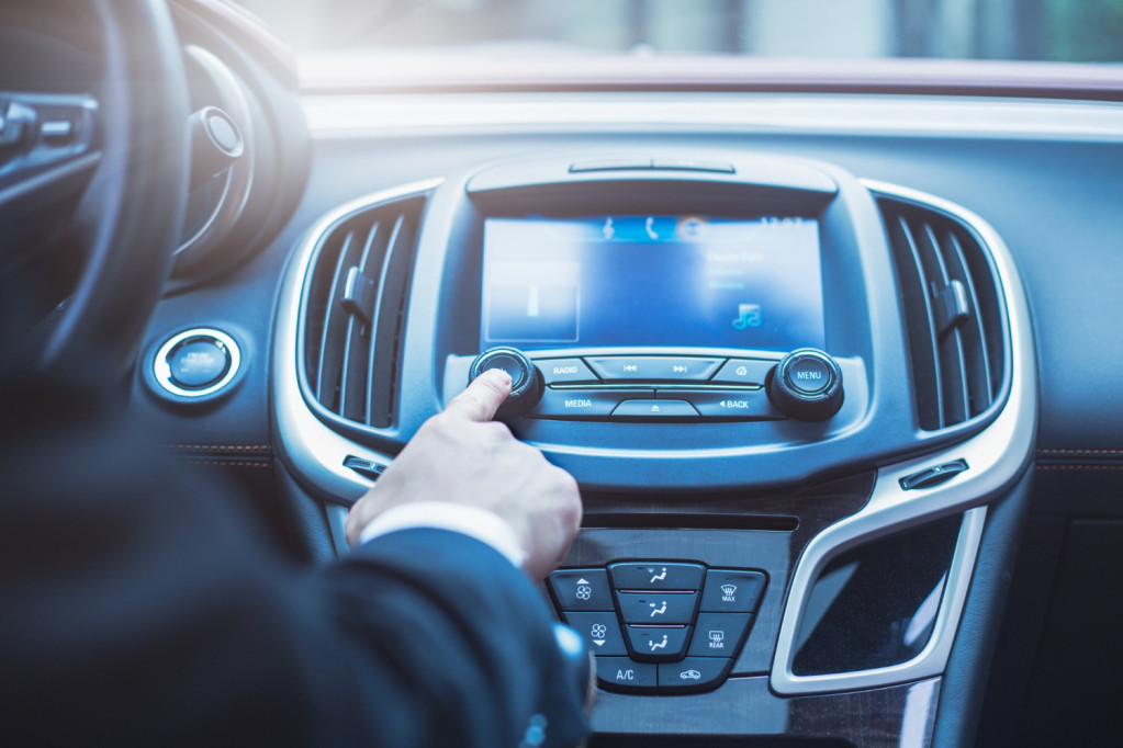 Većina automobila ima dugme koje retko ko koristi ispravno, a štedi i pluća, i benzin, i bateriju