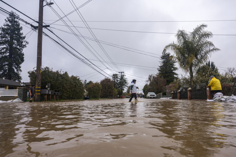 Kalifornija i dalje na udaru oluja: Preti novi talas poplava, putovanja ekstremno opasna