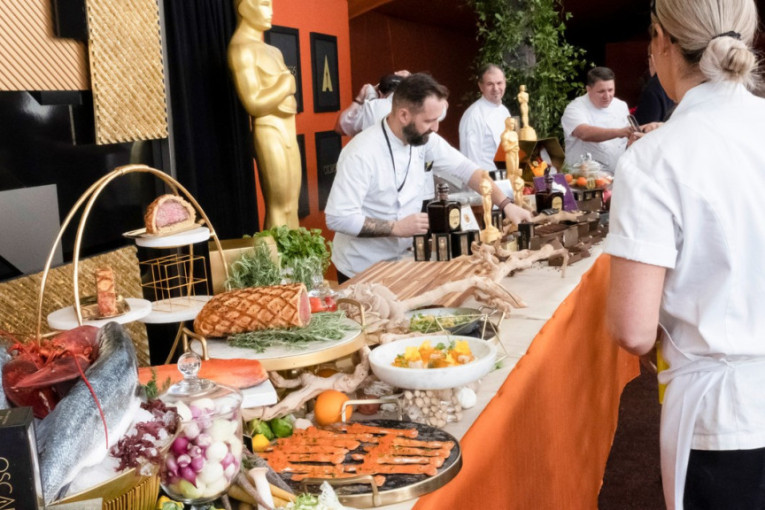 115 kuvara pripremalo večeru za Oskara: Najbolji kuvar Holivuda Volfgang Puk otkriva šta slavni vole da gricnu