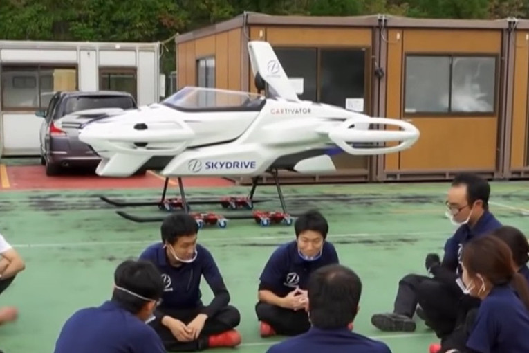 Japan uspešno testirao leteći automobil sa ljudskom posadom