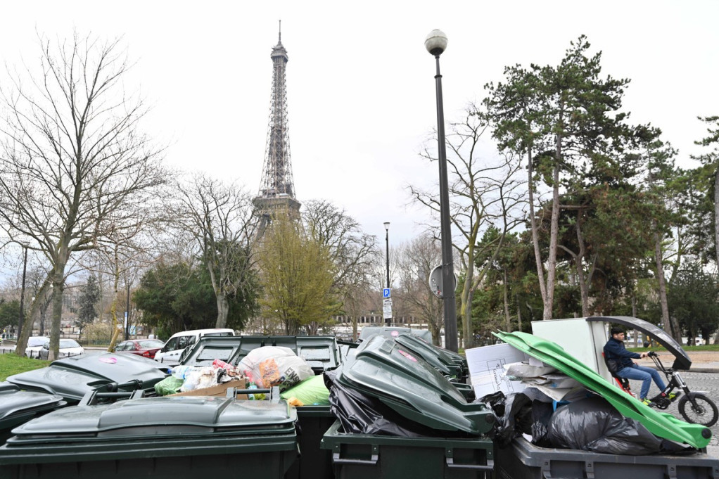 Pariz postao grad smeća: Zvaničnici se međusobno optužuju, a narod se uporno bori protiv reforme koja bi mogla da obori vladu Francuske