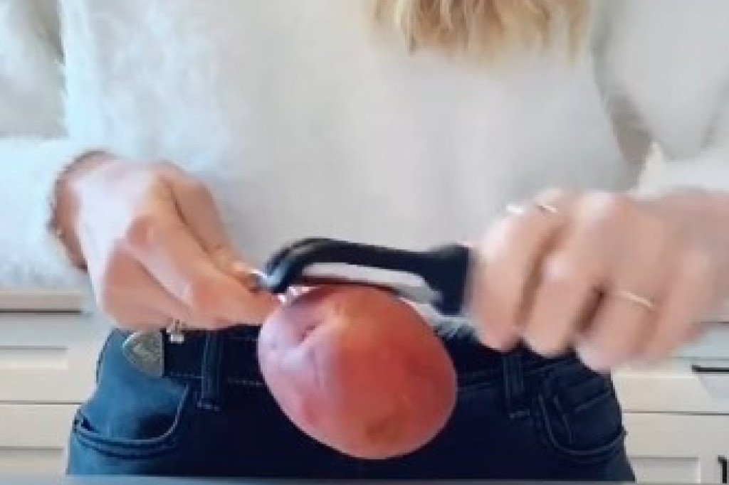 Tiktokerka pokazala trik da brzo oljuštite krompir, a da se ne posečete (VIDEO)