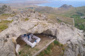 Nesvakidašnja crkva bez krova proglašena za najlepšu u Grčkoj: Porodica pastira na jedan važan dan donosi ikonu u crkvu (FOTO/VIDEO)