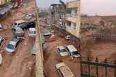 Jezivi prizori u Turskoj: Posle zemljotresa zemlju pogodile poplave, bujica nosila automobile kao igračke, ima mrtvih (VIDEO)