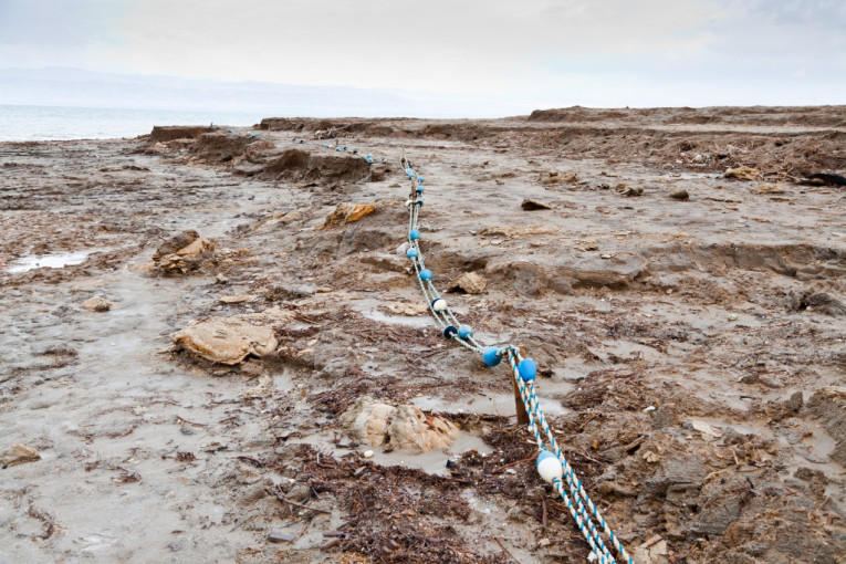 Nesreća na Mrtvom moru: Najmanje sedmoro ljudi povređeno u odronu kamenja, dečak od 5 godina u kritičnom stanju!