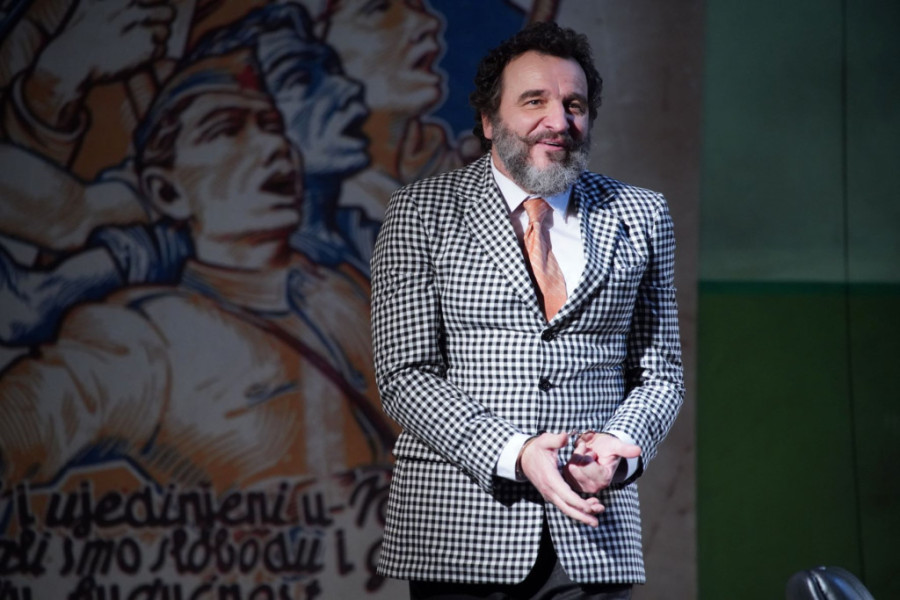 Predstava "Razvojni put Bore Šnajdera" 50. put pred publikom: Nenad Jezdić u još jednoj maestralnoj ulozi (FOTO)