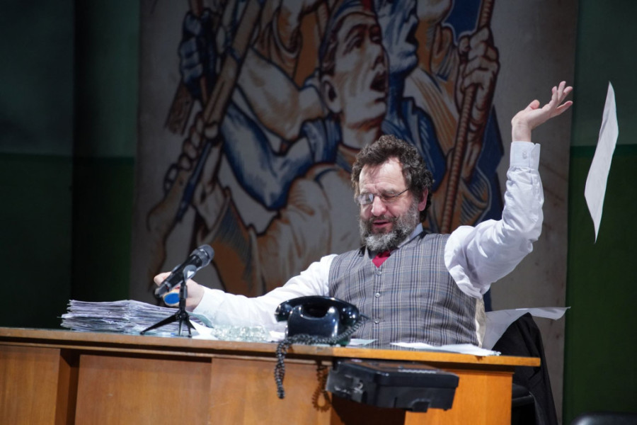 Predstava "Razvojni put Bore Šnajdera" 50. put pred publikom: Nenad Jezdić u još jednoj maestralnoj ulozi (FOTO)