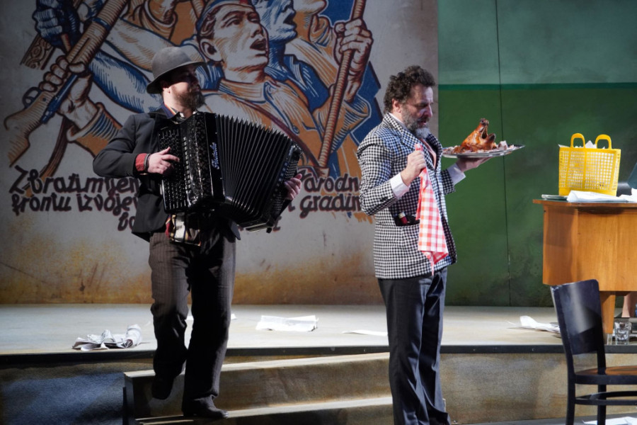 Predstava "Razvojni put Bore Šnajdera" 50. put pred publikom: Nenad Jezdić u još jednoj maestralnoj ulozi (FOTO)