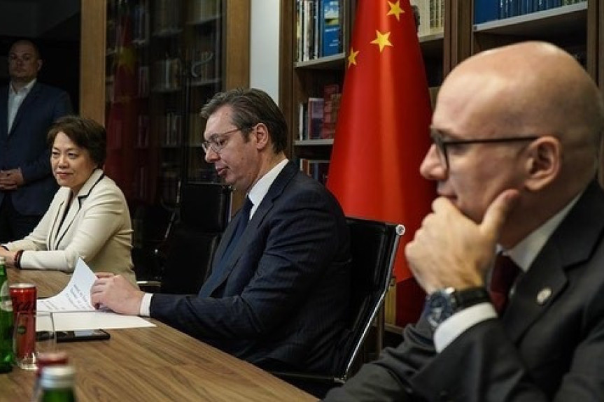 Kina je više od prijatelja Srbiji: Predsednik Vučić, ministar Vučević i ambasadorka Čen Bo na sastanku Komunističke partije Kine i SNS-a