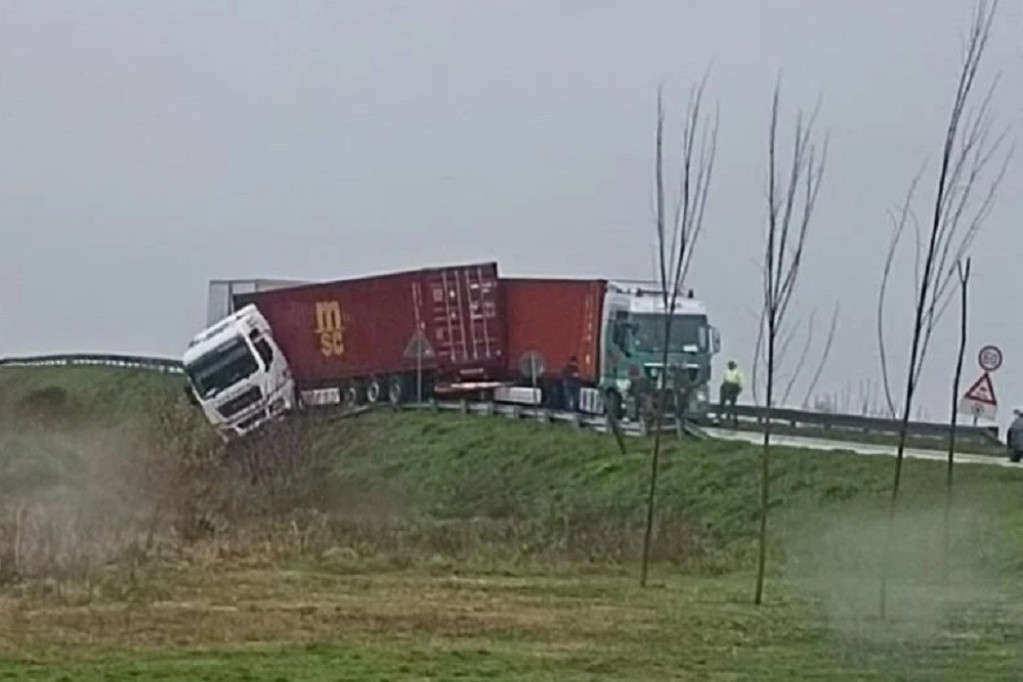 Sudar kamiona kod Sremske Mitrovice: Vozila preprečila put, saobraćaj potpuno blokiran! (FOTO)