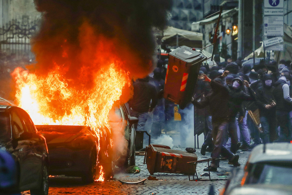 Šokantne scene huliganskog nasilja: Lete baklje, kamenice, zapaljeni automobili, opšta tuča i "gerilski rat"! (FOTO/VIDEO)