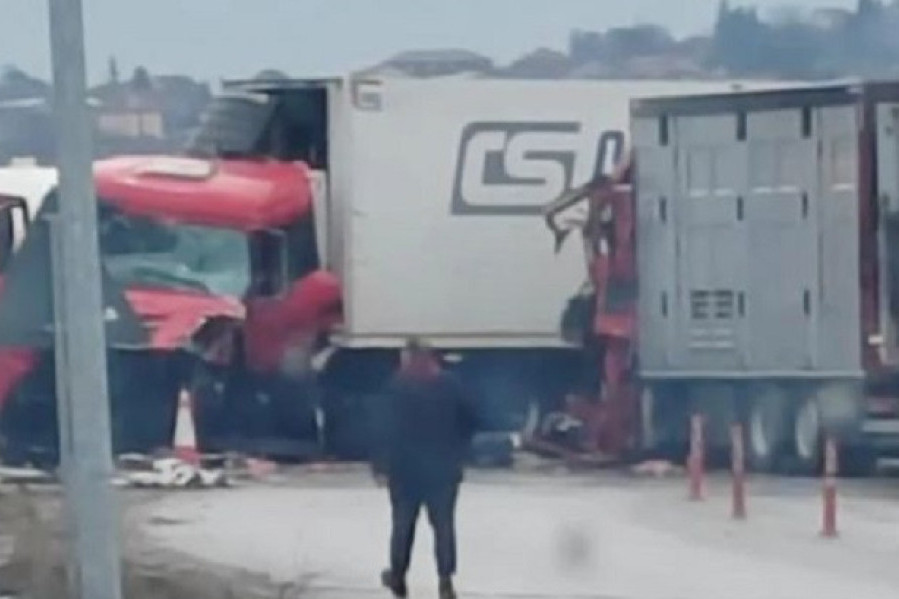 Detalji stravičnog sudara na obilaznici kod Resnika: Vozač i suvozač turskog kamiona životno ugroženi