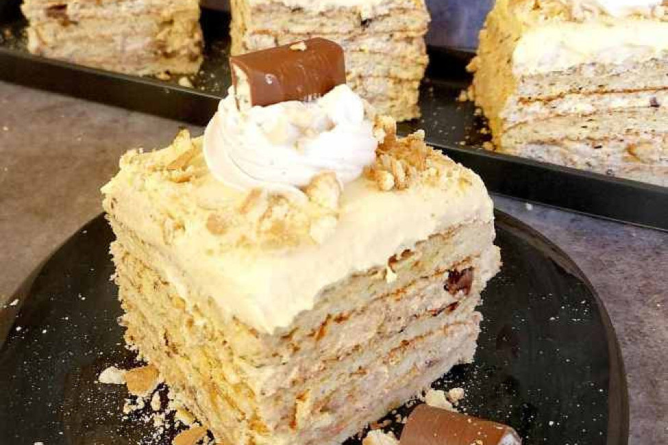 Recept dana: Grčka torta je čuveni slatkiš u kojem se sa kremom bore komadići keksa i čokolade, a vi ne možete da prestanete da navijate