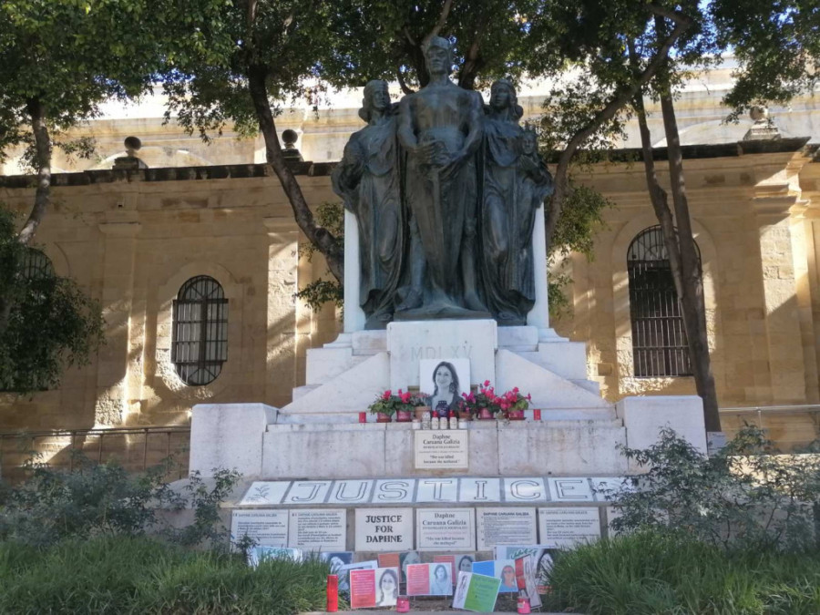Ljudi i dalje žale zbog smrti novinarke koja je razneta u automobilu, a njen ubica dobio dozvolu da se provodi van zatvora (FOTO)