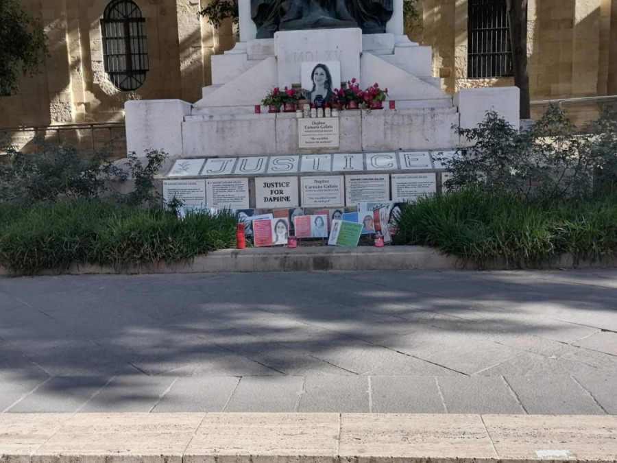 Ljudi i dalje žale zbog smrti novinarke koja je razneta u automobilu, a njen ubica dobio dozvolu da se provodi van zatvora (FOTO)